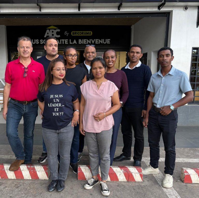 Équipe G.Works Group devant l'enseigne ABC by Bricorama à Madagascar
