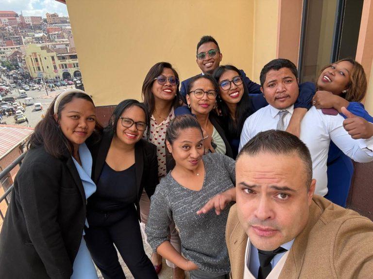 Équipe G.Works Group réunie sur un balcon avec vue sur Antananarivo