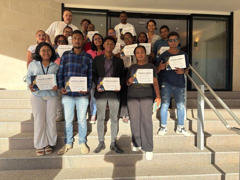 Jeunes stagiaires tenant leurs attestations de formation
